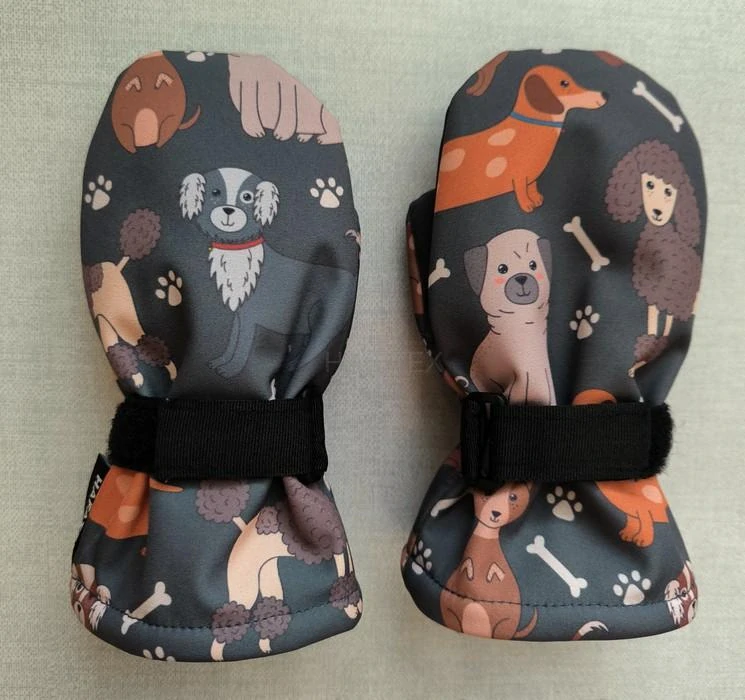 Dětské zimní softshellové palčáky s motivem pejsků a hřejivým beránkem