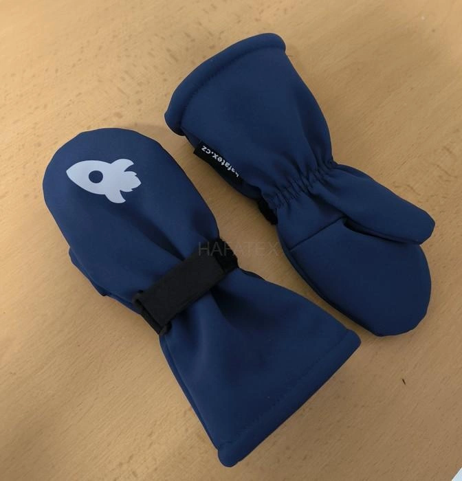 Detailní střih celosoftshellových dětských rukavic prodloužených o 3 cm směrem do rukávu