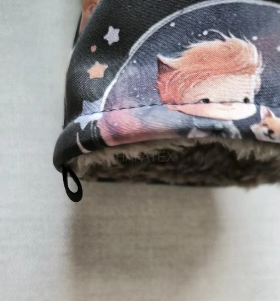 Detail všitého poutka na karabinku u dětských zimních rukavic Malý princ