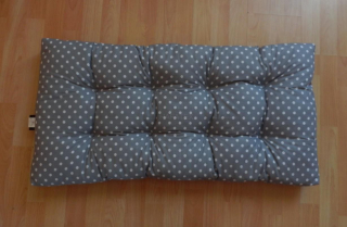 Polstr na botník PUNTÍK NA ŠEDÉ