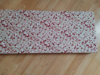 Hladký polstr PARADIS červená kvítka