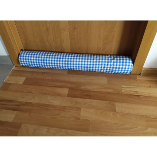 Polštář proti průvanu válec, chalupářská modrá kostka